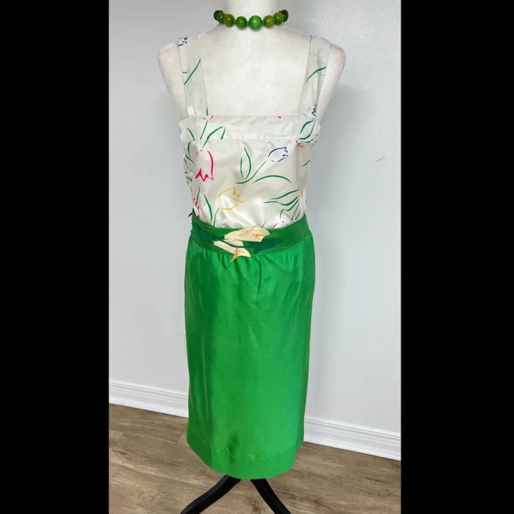 Vintage Green Satin Midi Skirt w Floral Top & Statement Belt – 60s Inspired - Picture 7 of 16